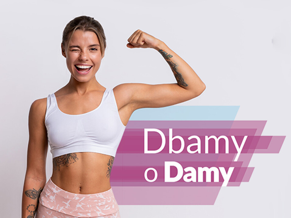Młoda kobieta w&nbsp;sportowym stroju, uśmiechnięta i&nbsp;pokazująca napięty biceps, w&nbsp;geście siły i&nbsp;pewności siebie.