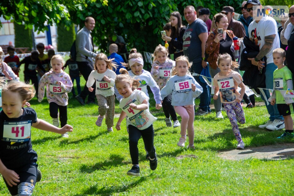 Wielka radość dziewczynek po starcie biegu najmłodszej kategorii.