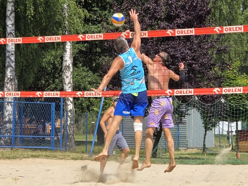 Dwóch siatkarzy plażowych walczy na siatce o piłkę