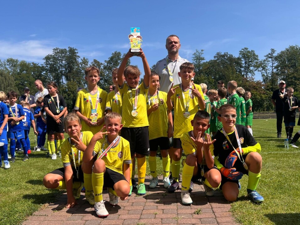 Zwycięzcy pozują do zdjęć z trofeami sportowymi
