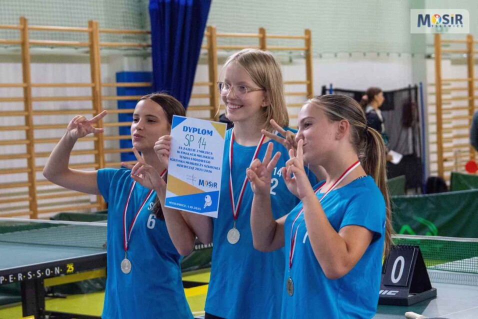 Srebrne medalistki pozują do pamiątkowego zdjęcia