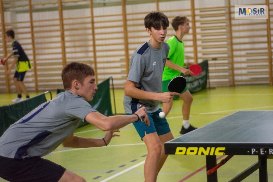 Uczeń dynamicznie odbija piłeczkę