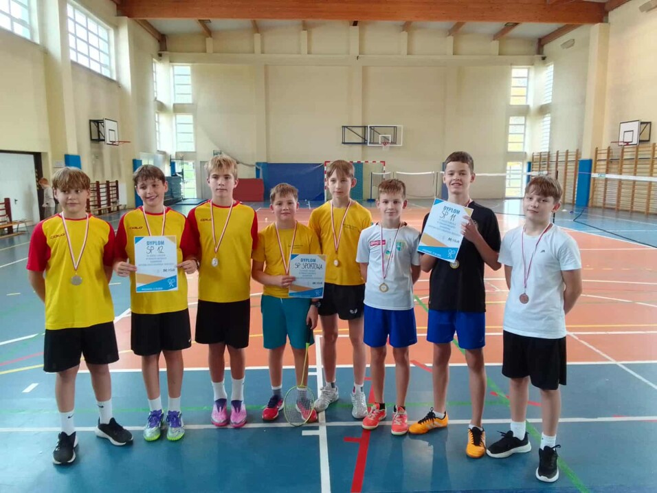 Uczniowie dumnie pozują z medalami za pierwsze trzy miejsca