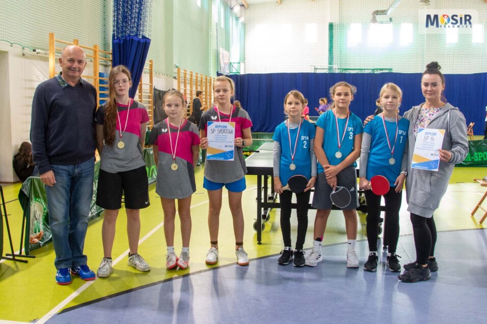 Zwyciężczynie dzisiejszych zawodów pozują z medalami oraz dyplomami