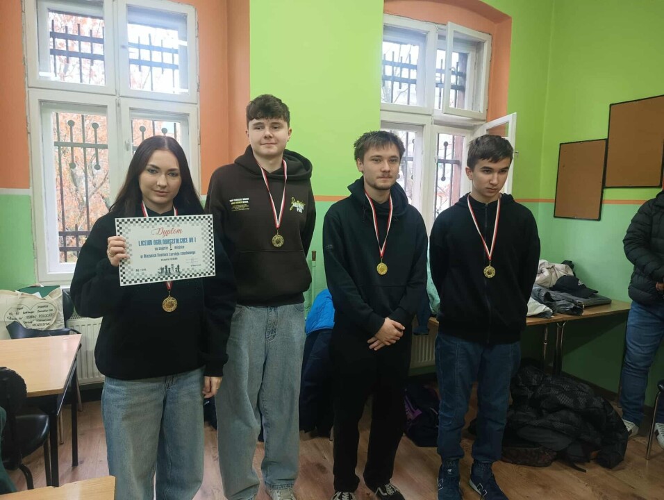 Czwórka nagrodzonych uczniów mysłowickiej szkoły ponadpodstawowej pozuje z medalami do pamiątkowego zdjęcia