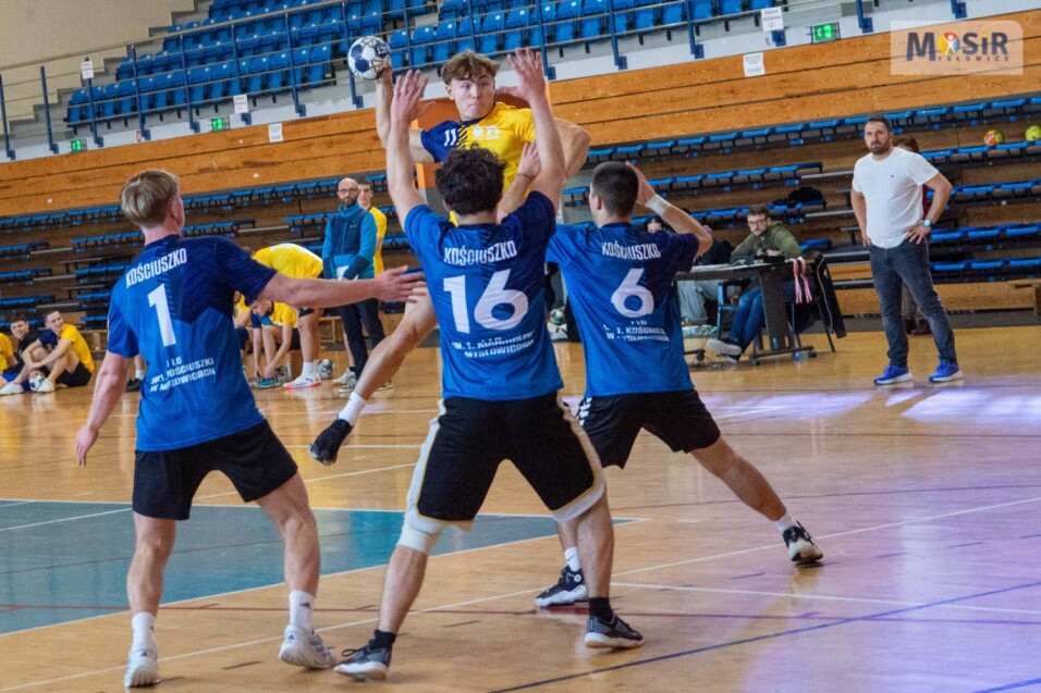 Szczypiorniści z I Liceum próbują powstrzymać efektowny atak z wyskoku