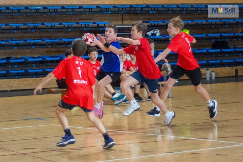 Uczeń szkoły sportowej próbuje przebić się pod strefę rzutów przeciwnika