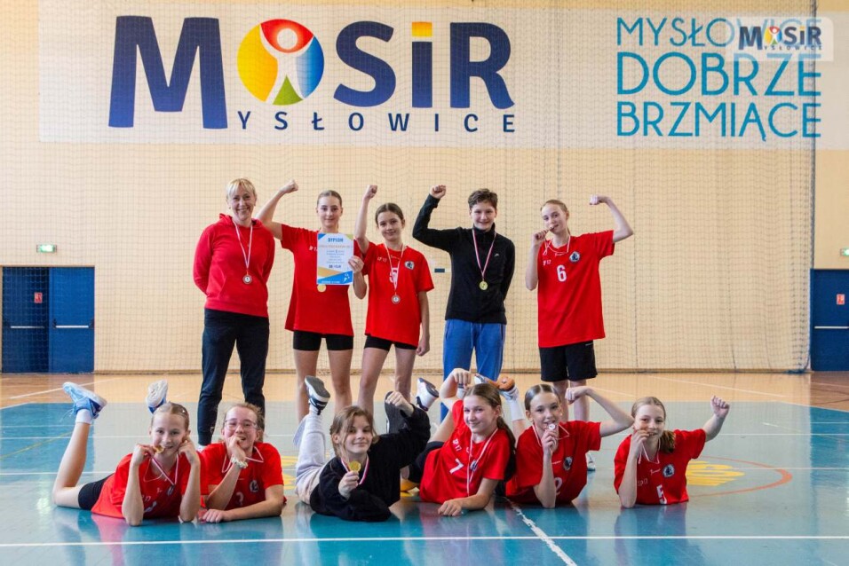 Zwycięska drużyna Szkoły Podstawowej nr 17 pozuje ze złotymi medalami