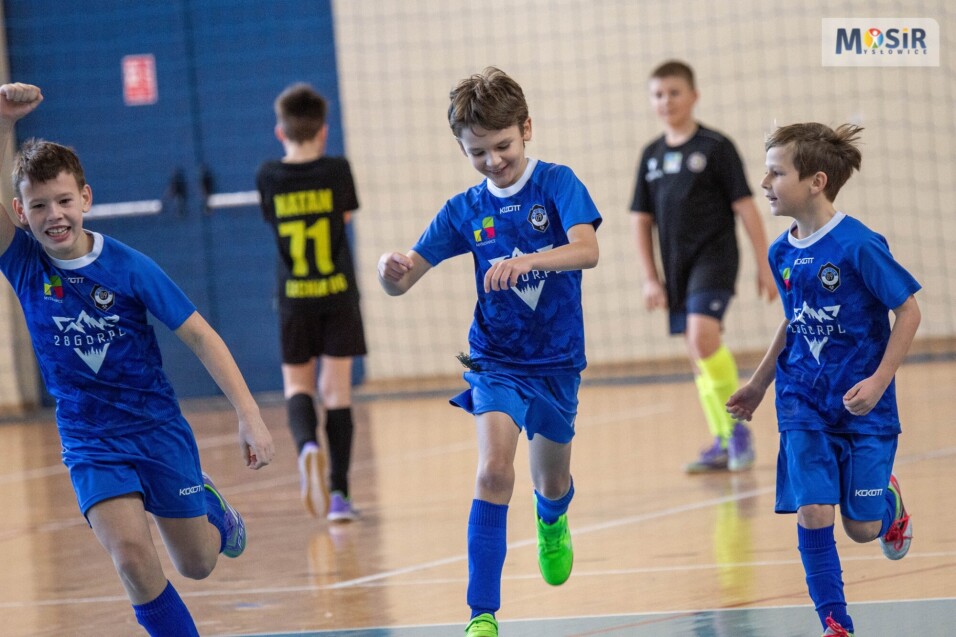 Radość trzech zawodników ze strzelonej bramki