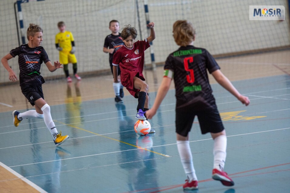 Adept piłki nożnej pięknie drybluje pomiędzy przeciwnikami