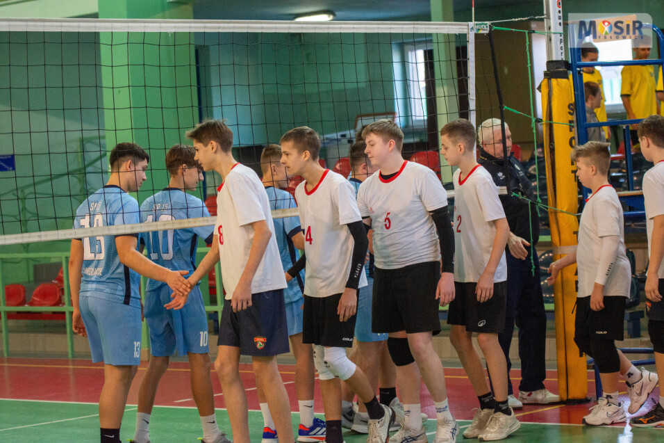 Przywitanie lub podziękowanie po spotkaniu siatkarskim pod siatką.