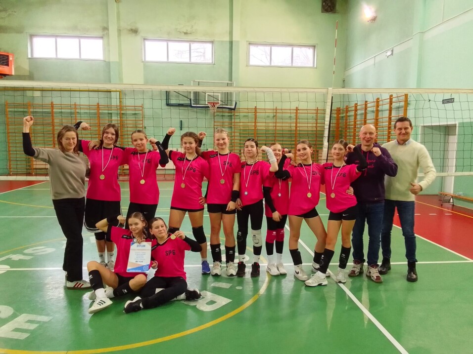 Zwycięska drużyna dziewcząt pozuje z&nbsp;medalami do&nbsp;pamiątkowego zdjęcia