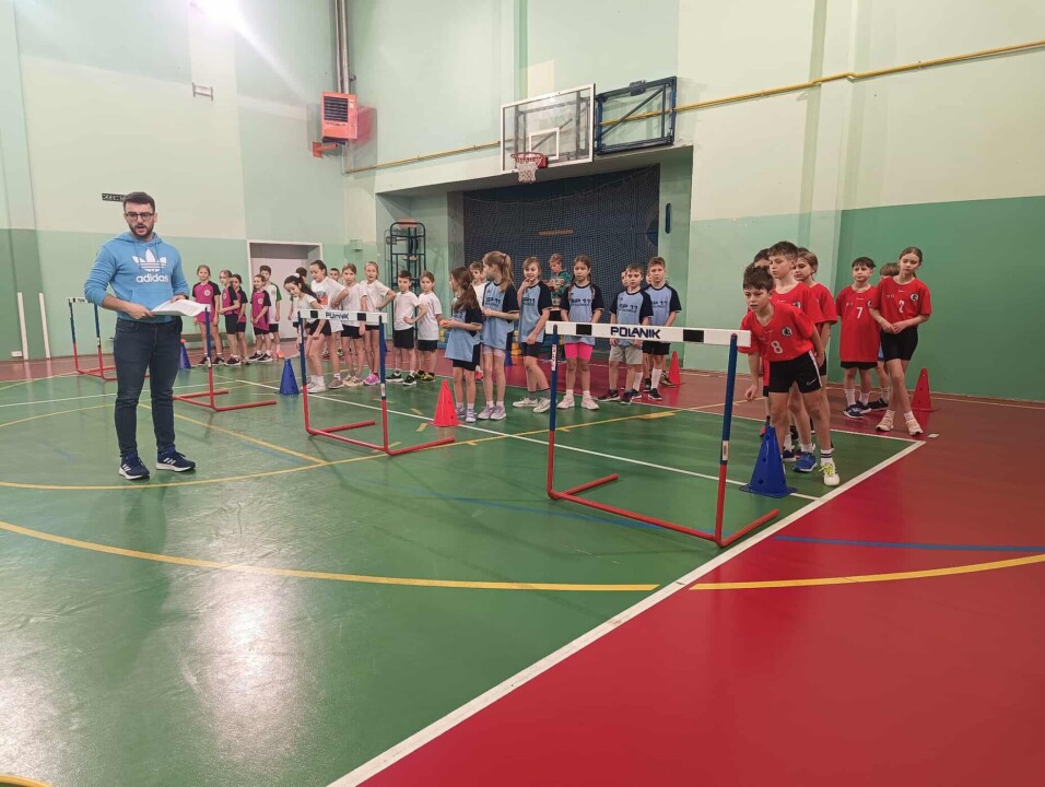 Sędzia tłumaczy uczestnikom zasady kolejnej konkurencji