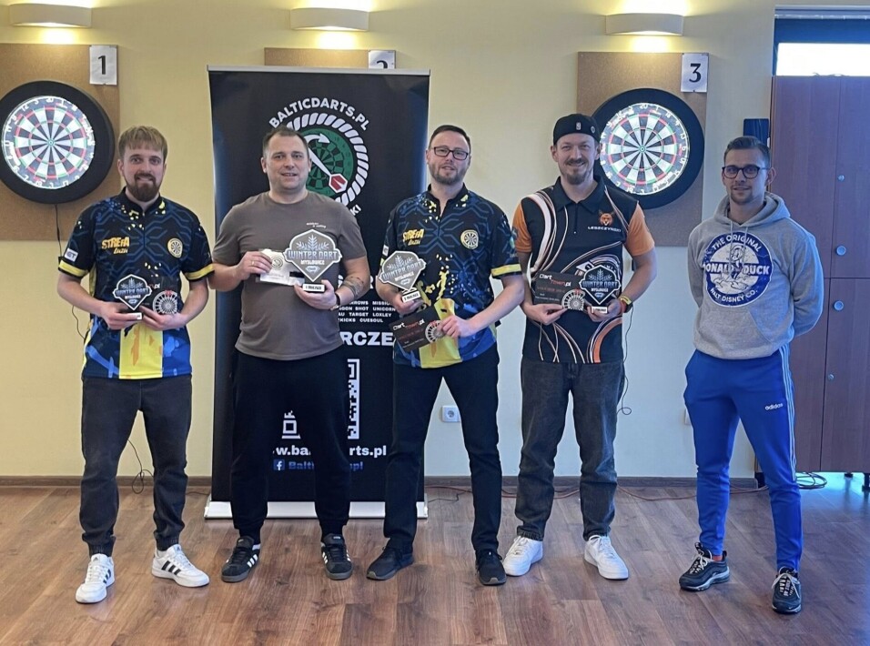 Najlepsza czwórka turnieju Winter Dart z&nbsp;trofeami.