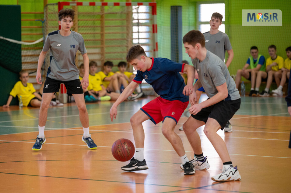 Rywalizacja o piłkę dwóch uczniów w&nbsp;trakcie zawodów koszykówki.