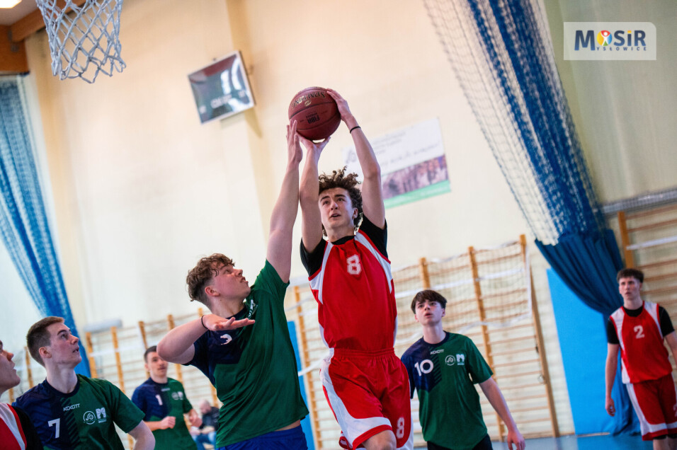 Nieskuteczna próba bloku koszykarza z&nbsp;II Lo