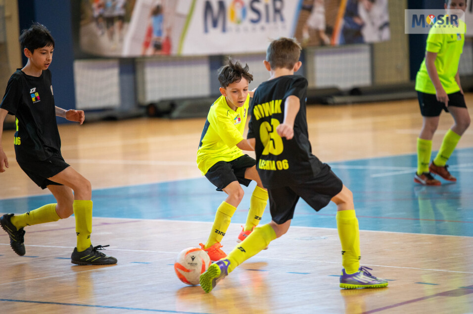 Młody piłkarz próbuje przedostać się przez obronę przeciwnika