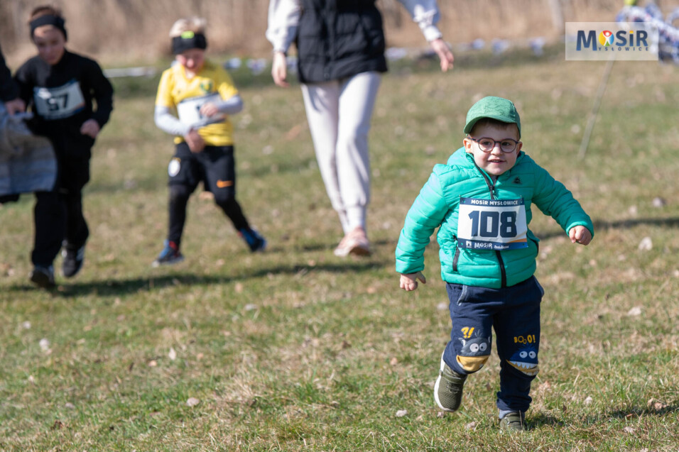 Młody uczestnik na&nbsp;trasie biegowej 24 MBP.