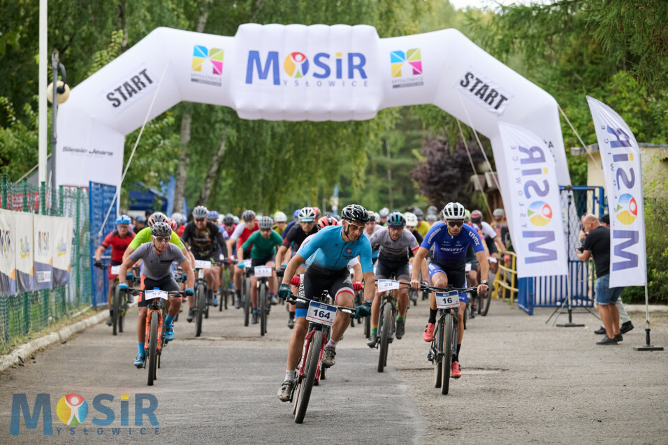 Start wyścigu rowerowego spod dmuchanej bramy z&nbsp;napisem START i&nbsp;logo MOSiR Mysłowice.